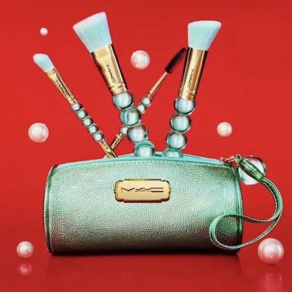 NEW IN THE BOX! MAC Brush With Fate Brush Essentials Set.